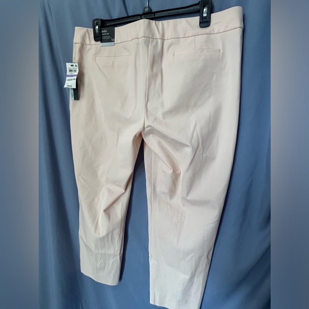 Alfani soft pink ankle slacks. Very nice fabric. NWT. Size 18.